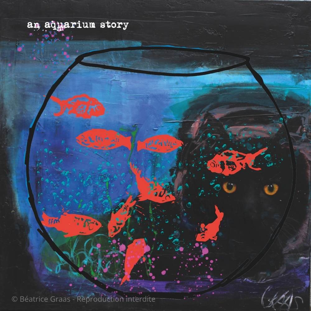 étail de la peinture "An Aquarium Story" par Béatrice Graas. Gros plan sur un bocal de poissons rouges stylisés et le regard intense d'un chat noir en arrière-plan. Art animalier contemporain.