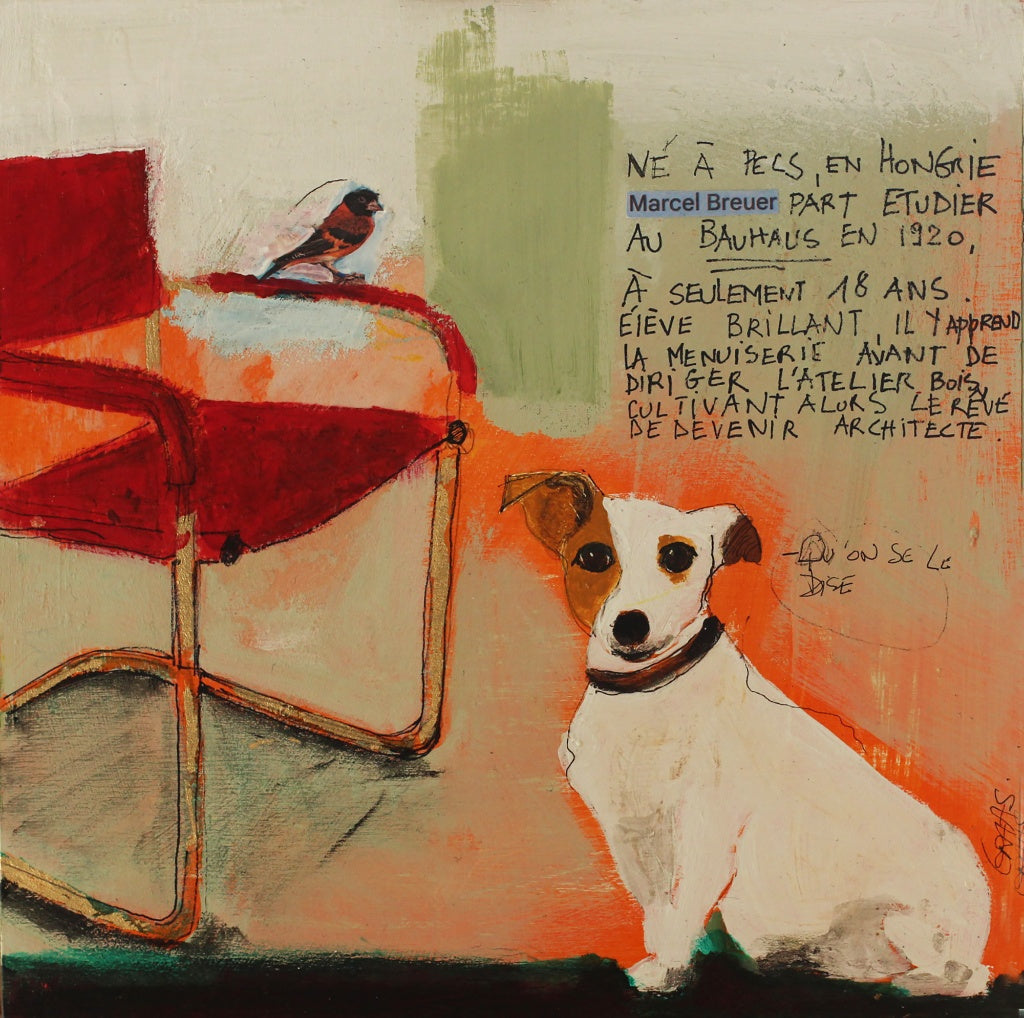 Illustration artistique mêlant peinture et texte manuscrit. On y voit un petit chien de type Jack Russell assis à côté d'une chaise rouge design de Marcel Breuer. Le texte en fond raconte l'histoire de Breuer au Bauhaus. Couleurs dominantes : orange vif, crème et rouge.