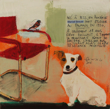 Illustration artistique mêlant peinture et texte manuscrit. On y voit un petit chien de type Jack Russell assis à côté d'une chaise rouge design de Marcel Breuer. Le texte en fond raconte l'histoire de Breuer au Bauhaus. Couleurs dominantes : orange vif, crème et rouge.