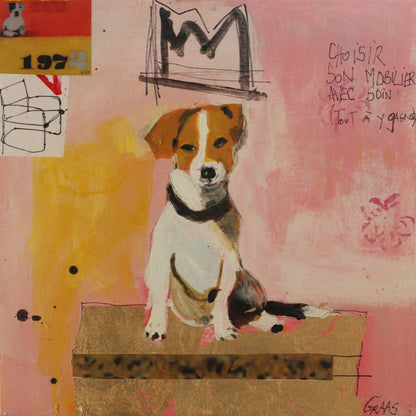"Peinture acrylique et collage sur bois représentant un petit chien Jack Russell assis. Le fond est rose avec des inscriptions poétiques, une couronne noire stylisée et des touches de feuille d'or. Art contemporain de Béatrice Graas."