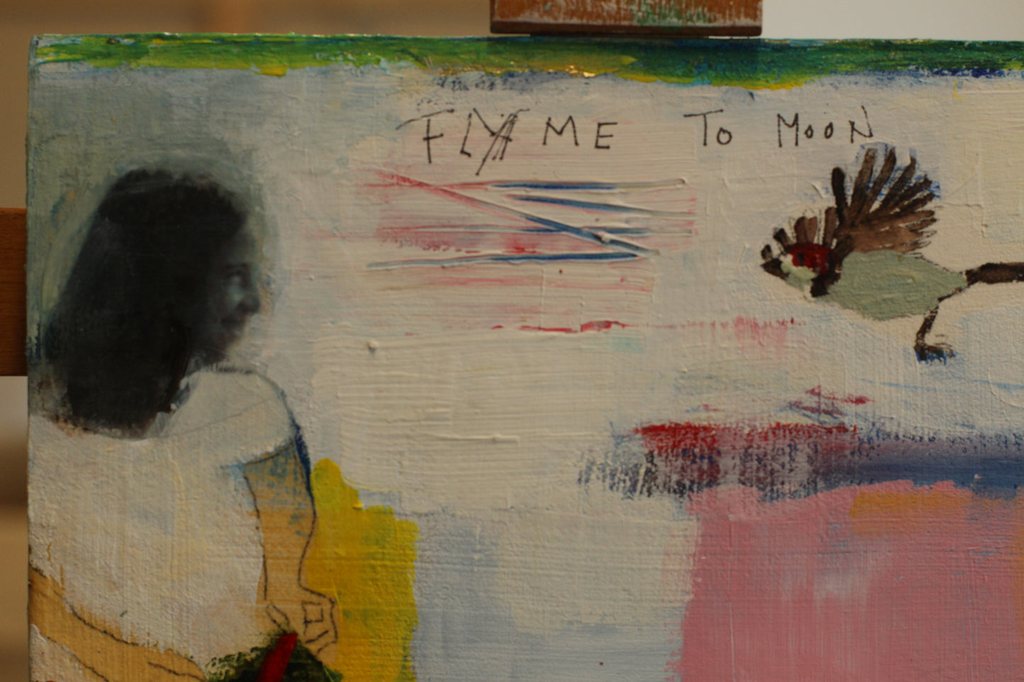 Tableau original carré "Fly Me To Moon" de l'artiste Béatrice Graas. Technique mixte sur bois avec finition résine brillante, représentant un oiseau en plein vol, une silhouette féminine et le mot SKY sur un fond abstrait rose et bleu.