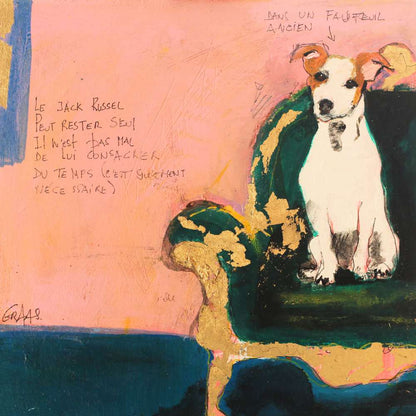 Un chien Jack Russell assis sur un tapis persan regarde avec curiosité son propre portrait accroché au mur. Le tableau est une œuvre d'art contemporaine sur fond rose avec un fauteuil vert et des éclats de dorure.
