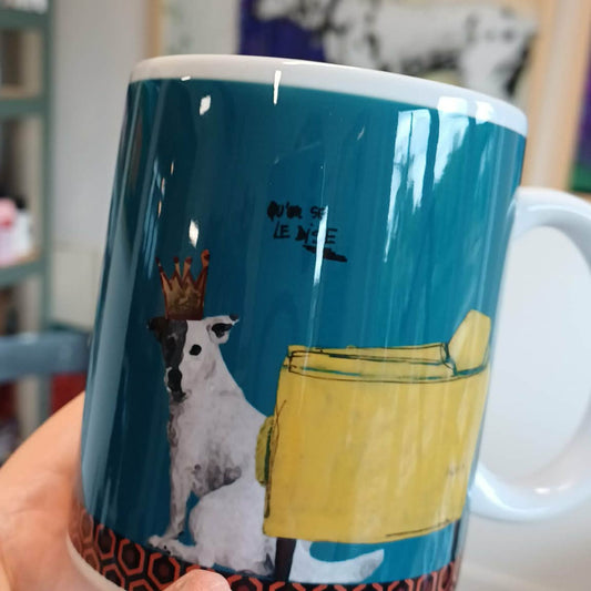 mug artistique tenu dans une main au couleurs turquoise