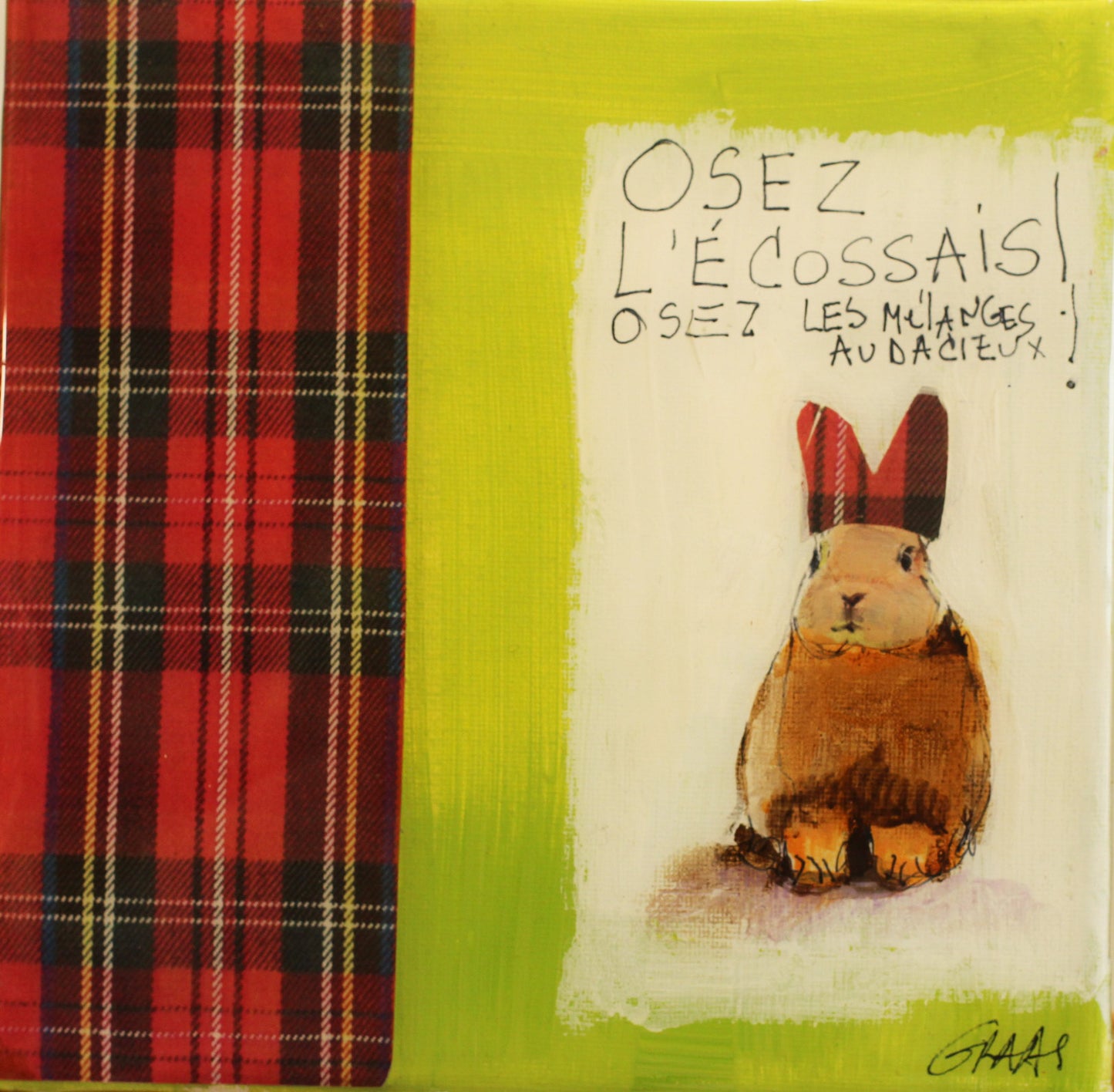 Tableau original carré "Osez l'écossais" de l'artiste Béatrice Graas. Œuvre en technique mixte sur toile avec finition résine brillante. La composition présente un lapin avec des oreilles en tartan rouge, un collage de tissu écossais sur la gauche et l'inscription manuscrite "Osez l'écossais ! Osez les mélanges audacieux !" sur un fond vert pomme lumineux.