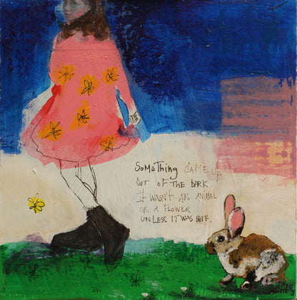Tableau original carré "Something Came Up" de l'artiste Béatrice Graas. Œuvre en technique mixte sur bois avec finition résine brillante, représentant un lapin brun et blanc au premier plan, une silhouette féminine en robe rose avec des fleurs jaunes, et des inscriptions calligraphiées spontanées sur un fond abstrait bleu foncé et beige.