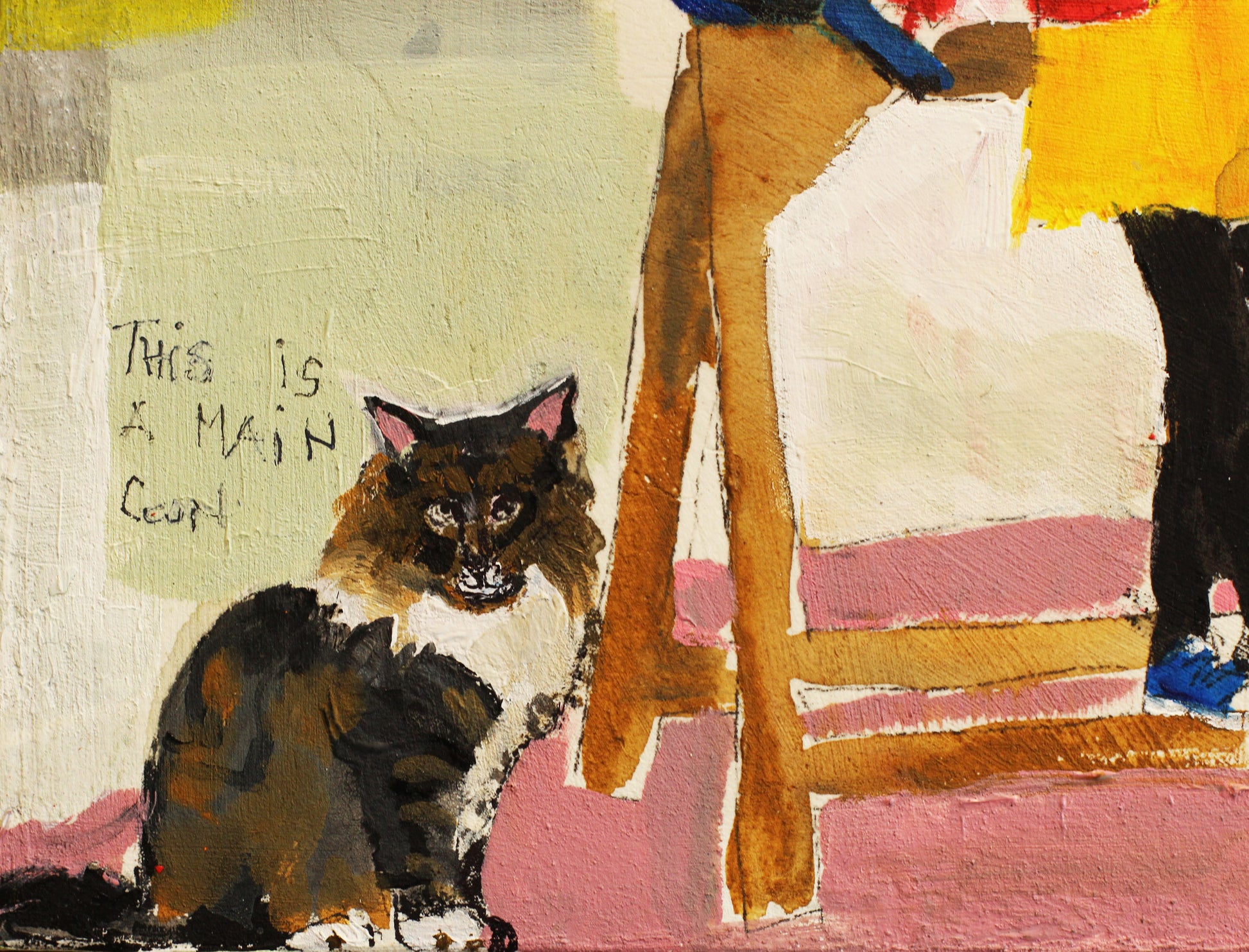 ableau original carré "This is a Maine Coon" de l'artiste Béatrice Graas. Technique mixte sur bois avec finition résine brillante, représentant un chat Maine Coon, un oiseau bleu sur un tabouret, et une silhouette féminine sur un fond abstrait jaune, gris et rose, avec écritures spontanées.