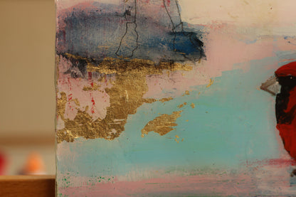 Tableau original carré "To Feel The Spring Coming" de l'artiste Béatrice Graas. Œuvre en technique mixte sur bois avec finition résine brillante, représentant un Basset Hound, une silhouette féminine en jupe écossaise bleue et noire avec une "laisse" collée, et des inscriptions calligraphiées spontanées sur un fond abstrait rose et beige.