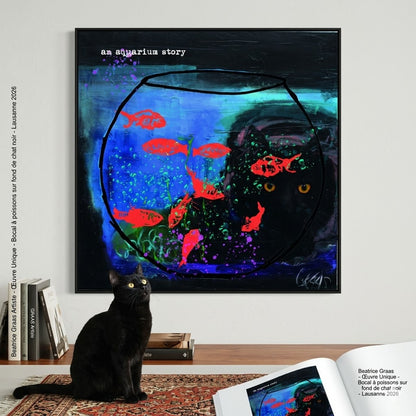 Peinture contemporaine "An Aquarium Story" de Béatrice Graas exposée dans un intérieur chic. Œuvre originale d'un chat noir observant un bocal de poissons rouges, sélectionnée pour la Foire de Lausanne.