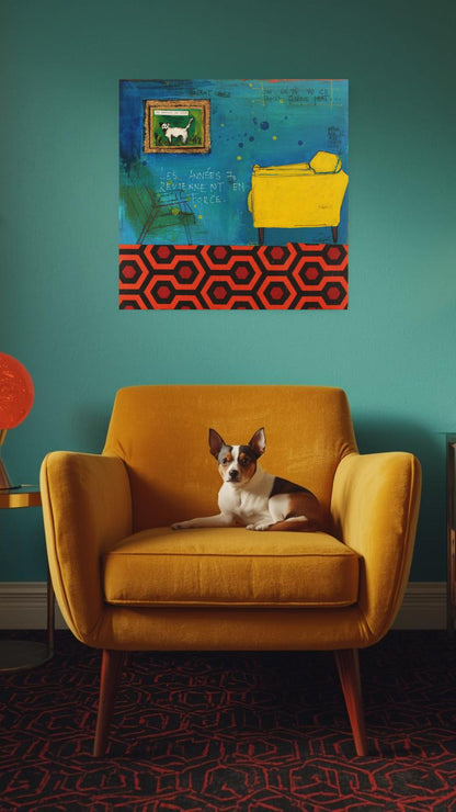 Peinture contemporaine sur bois représentant une scène intérieure rétro avec fauteuil jaune, motifs graphiques rouges et noirs, et un petit tableau avec un chien, mêlant écriture et éléments narratifs.