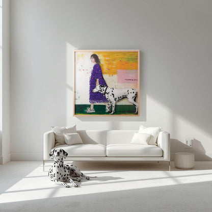 Peinture originale contemporaine 1m x 1m "Following you" de Béatrice Graas, exposée dans un salon moderne lumineux. L'œuvre représente une femme et un dalmatien, accrochée au-dessus d'un canapé blanc avec un vrai dalmatien au premier plan.