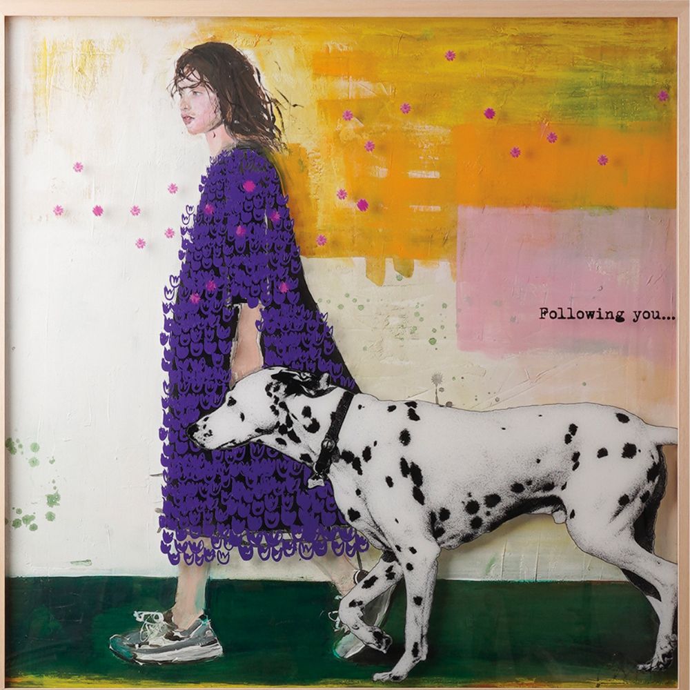 Tableau contemporain format carré magistral 1m x 1m "Following you" de Béatrice Graas. Une œuvre unique en technique mixte sur toile avec impression plexiglas représentant une femme de profil portant un manteau violet texturé, marchant à côté d'un dalmatien. Fond abstrait jaune, rose et vert avec l'inscription "Following you...".