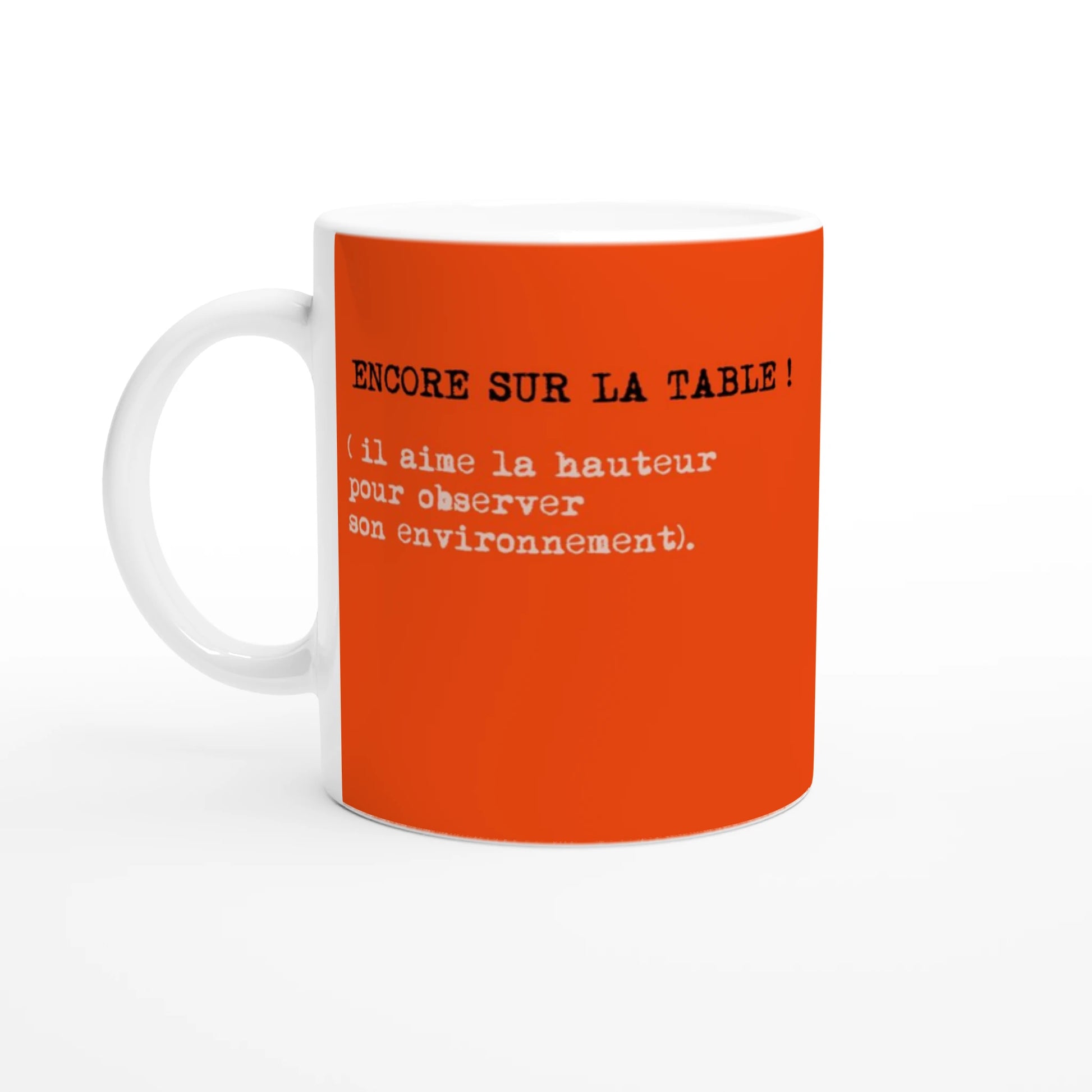 mug artistique orange avec un texte encore sur la table