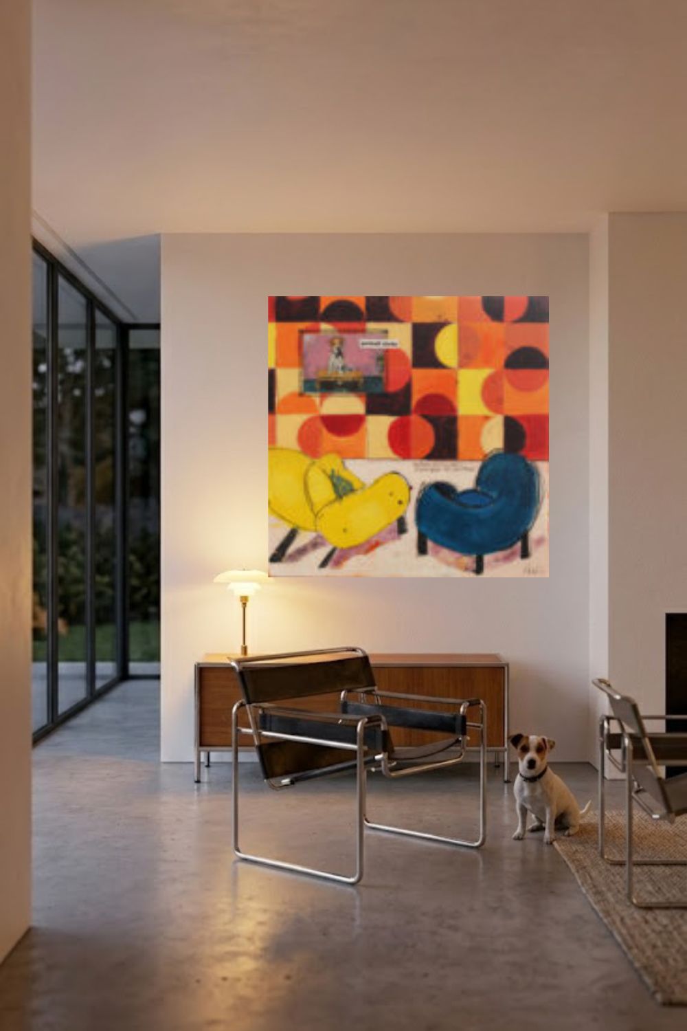 peinture contemporaine dans un intérieur Lecorbusier avec un JKack Russel assi a cote d'une chais wassii Breuer