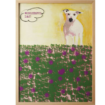 “Tableau contemporain coloré représentant un chien dans un champ fleuri vert et violet, posé sur un chevalet dans un atelier lumineux avec une table en bois et une tasse illustrée au premier plan.”