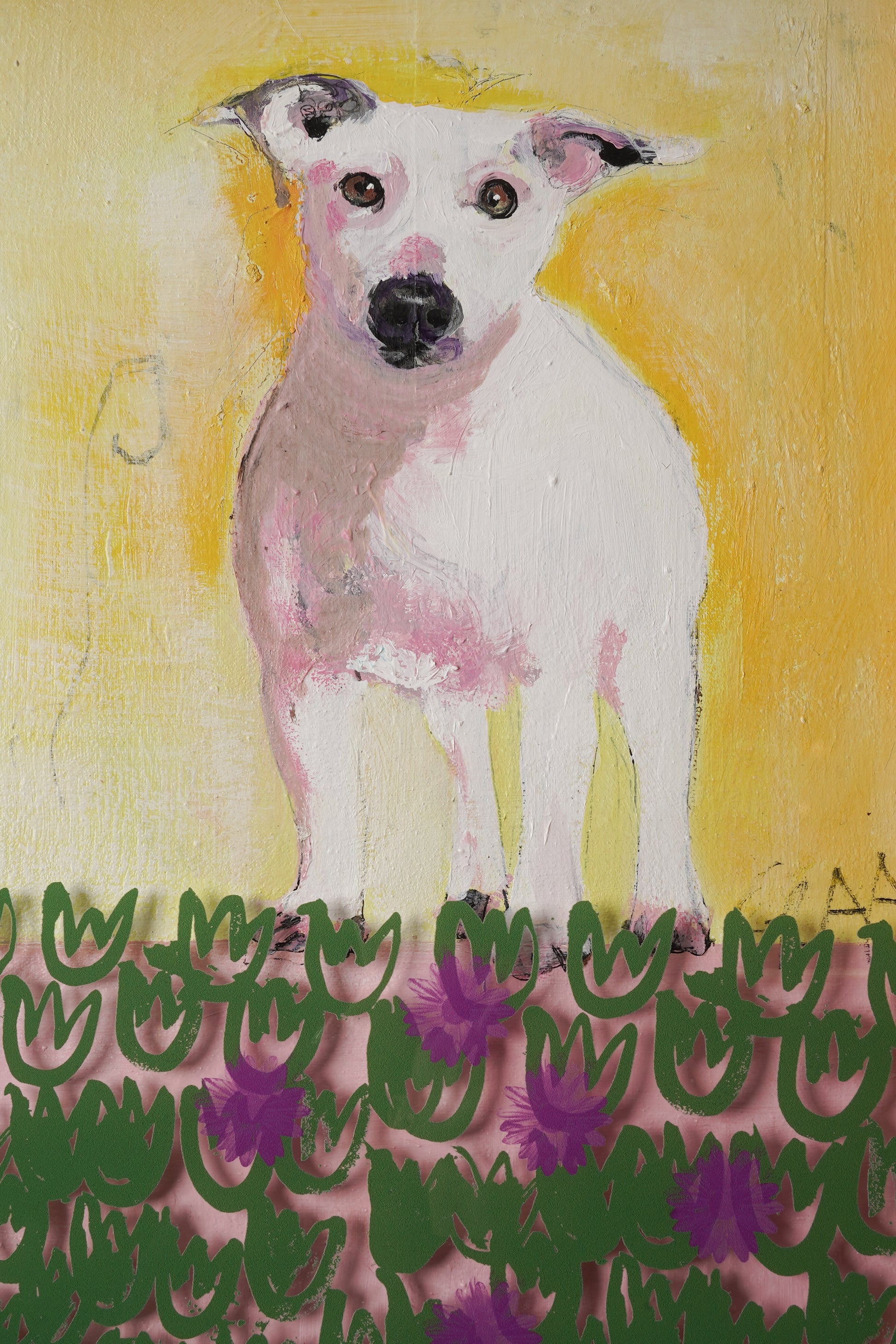 “Tableau contemporain coloré représentant un chien dans un champ fleuri vert et violet, posé sur un chevalet dans un atelier lumineux avec une table en bois et une tasse illustrée au premier plan.”